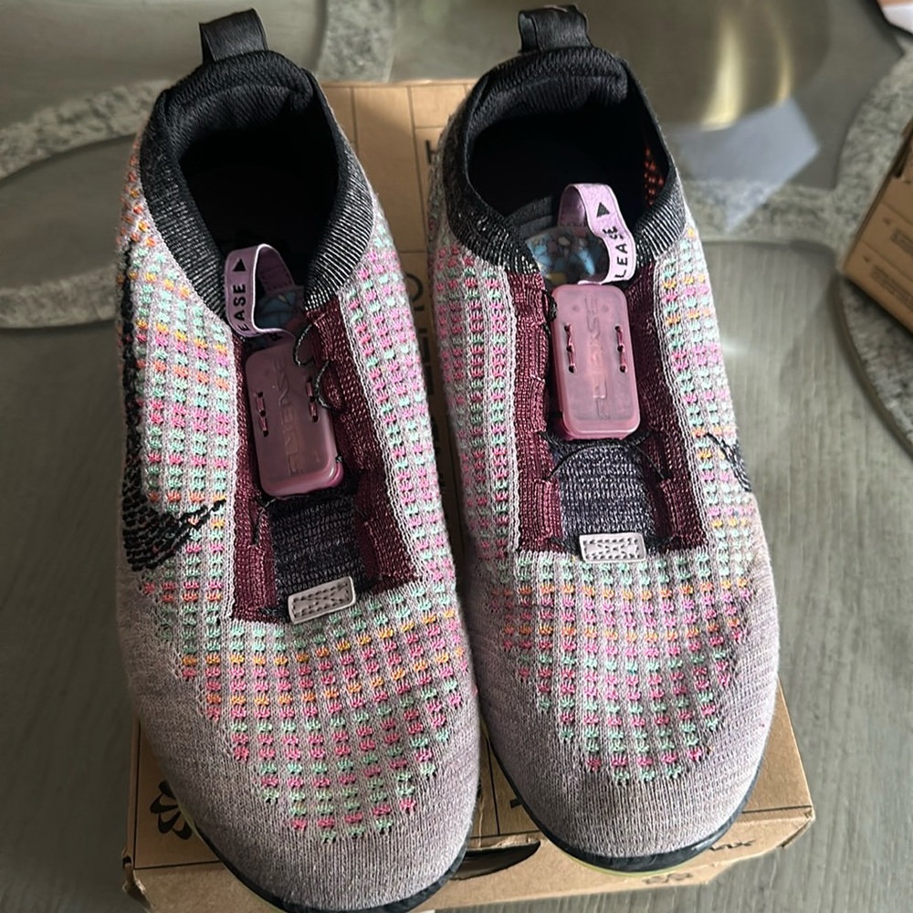 Preown women size 9 Vapormax lots of life